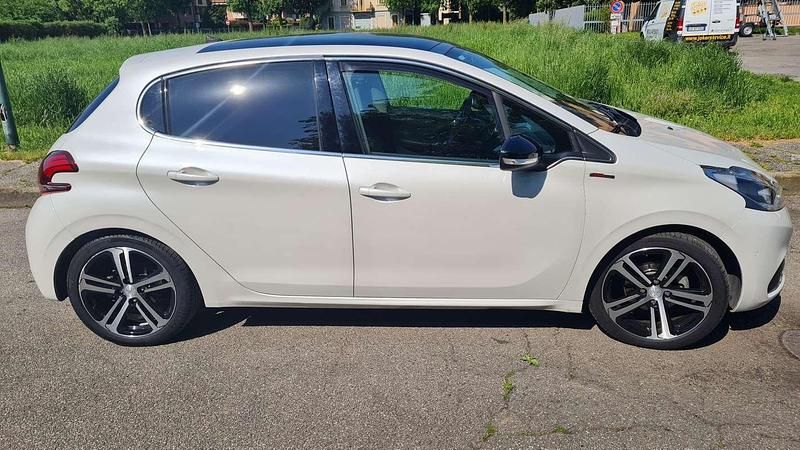 Usata Peugeot 208 GT-line 110 CV (80 kW) 2015 Utilitaria