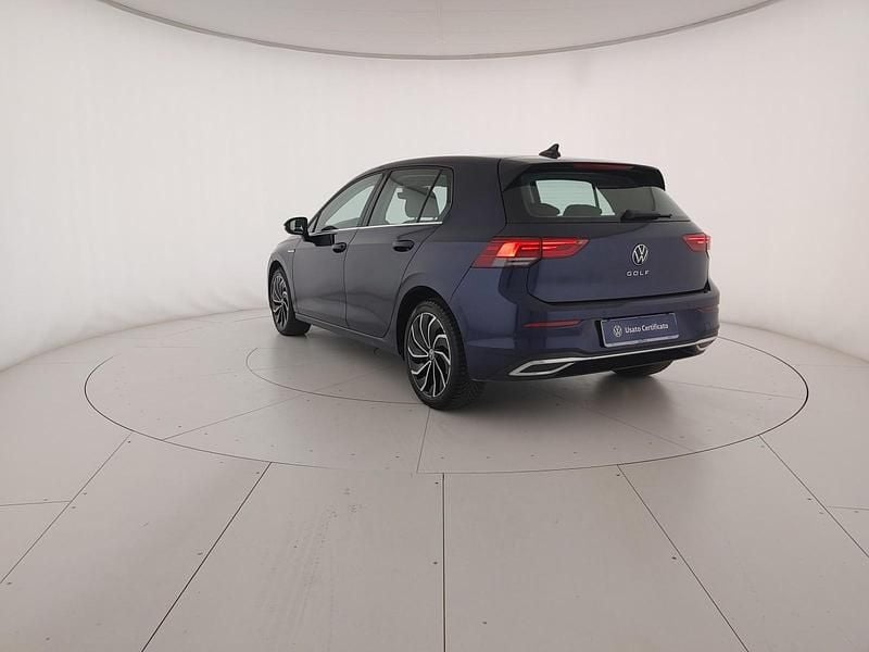 Begagnad VW Golf VIII Style 116 HK (85 kW) 2023 Blå Sedan