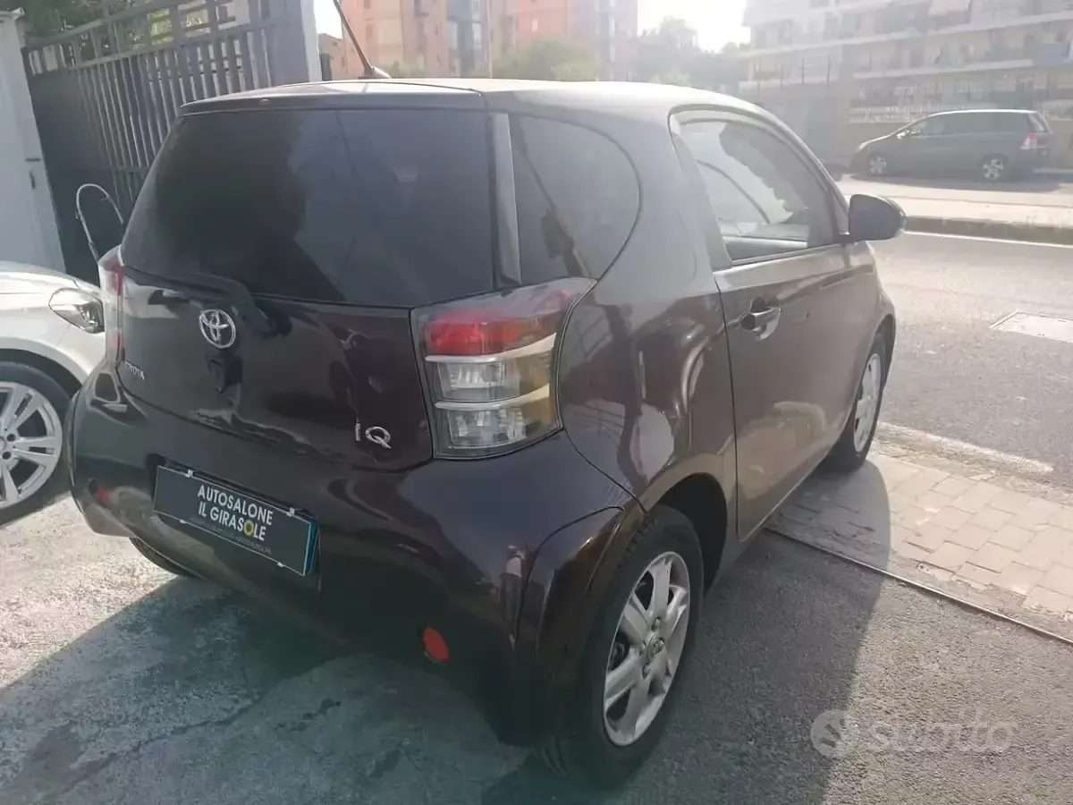 Begagnad Toyota iQ 68 HK (50 kW) 2009 Röd Halvkombi