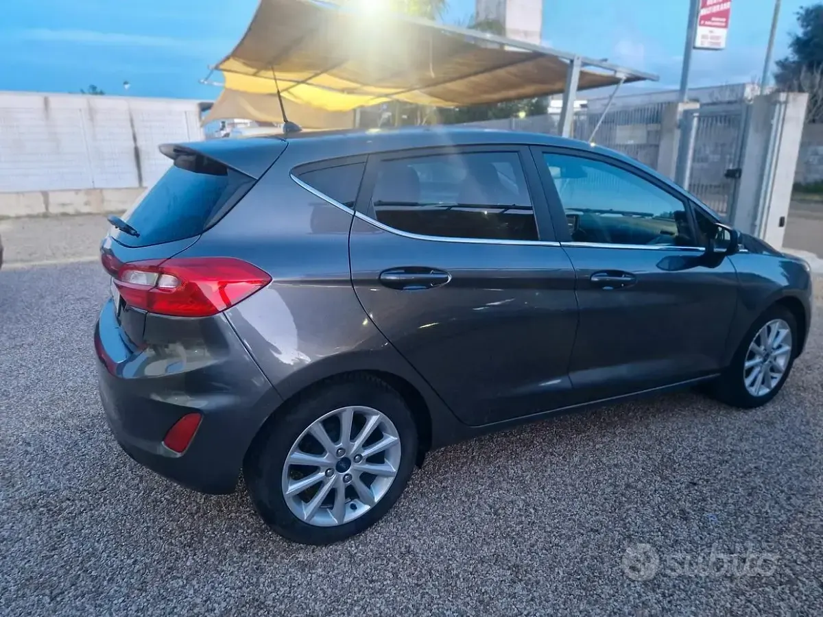Usado Ford Fiesta ST-Line 95 HP (69 kW) 2020 Cinzento Citadino
