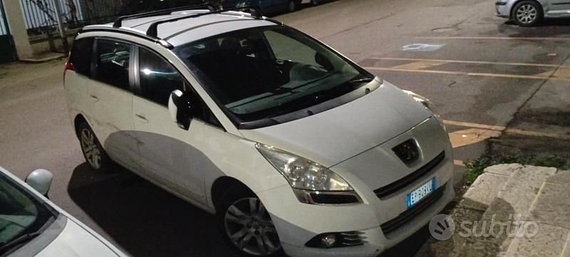 Usado Peugeot 5008 112 CV (82 kW) 2013 Blanco Monovolumen