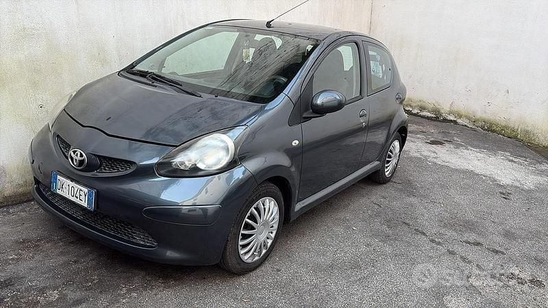 Grigio Usata 2007 Toyota Aygo Due volumi | 4000 € - Immagine 1/3