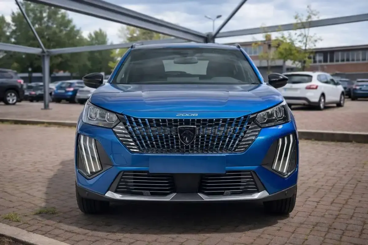 Usata Peugeot 2008 Allure 131 CV (96 kW) 2025 Blu obsession SUV