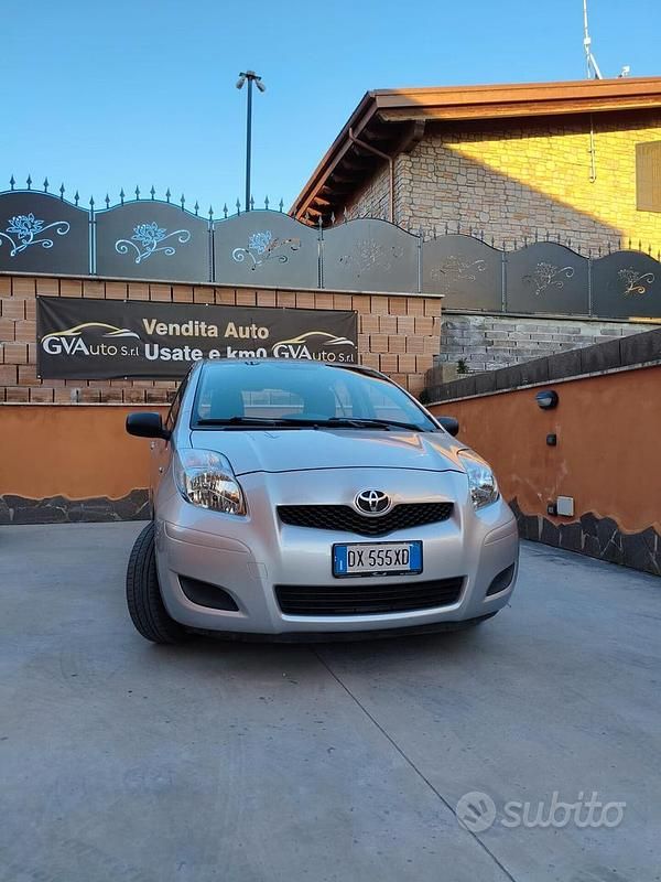 Usata Toyota Yaris Sol 101 CV (74 kW) 2009 Grigio Utilitaria