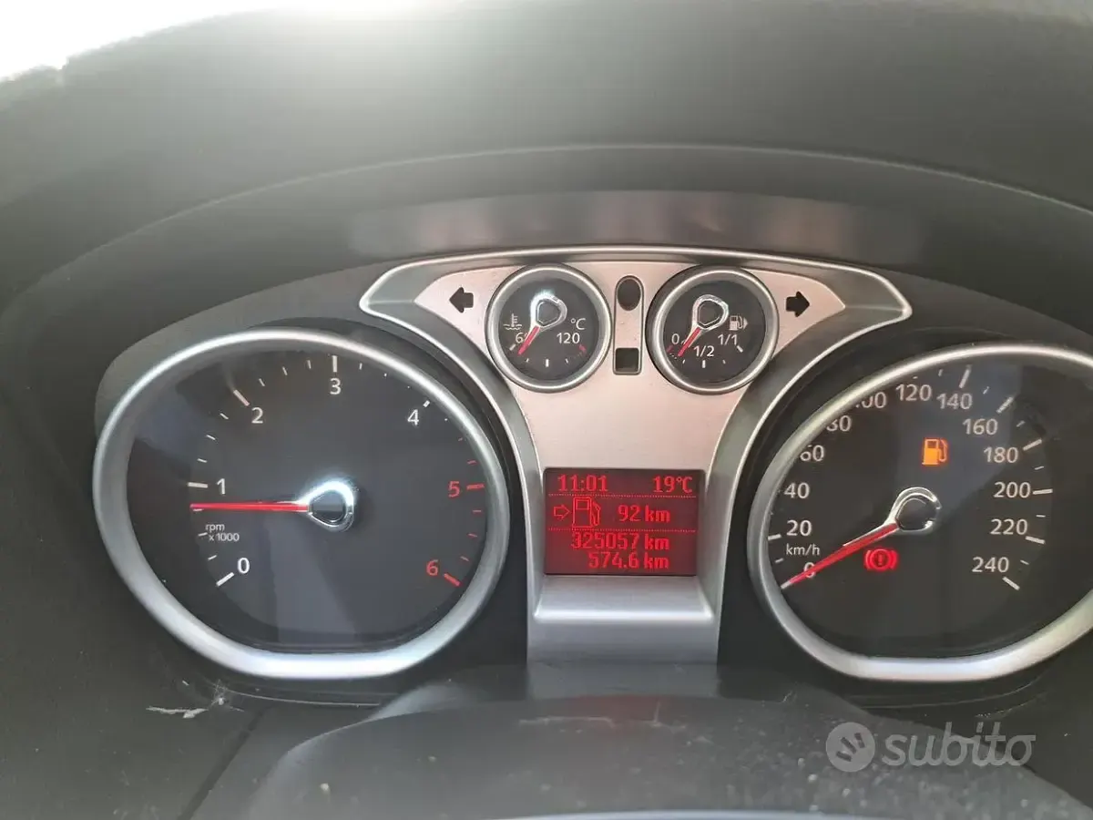 Usata Ford Focus Titanium 100 CV (73 kW) 2010 Grigio Station wagon