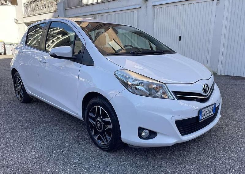 Bianco Usata 2013 Toyota Yaris Lounge Tre volumi | 6300 € (Ottimo prezzo) - Immagine 1/4