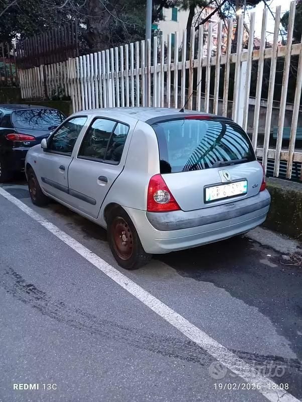 Usado Renault Clio II 58 CV (42 kW) 2002 Gris Berlina