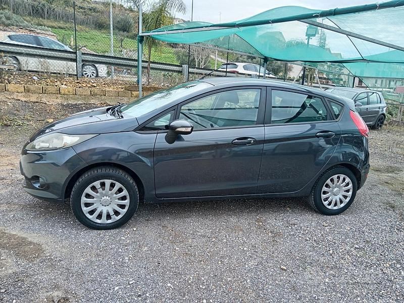 Usata Ford Fiesta Titanium 95 CV (69 kW) 2010 Blu Berlina
