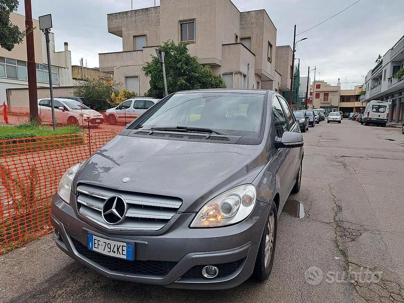 Usata Mercedes B180 2011 Grigio Monovolume