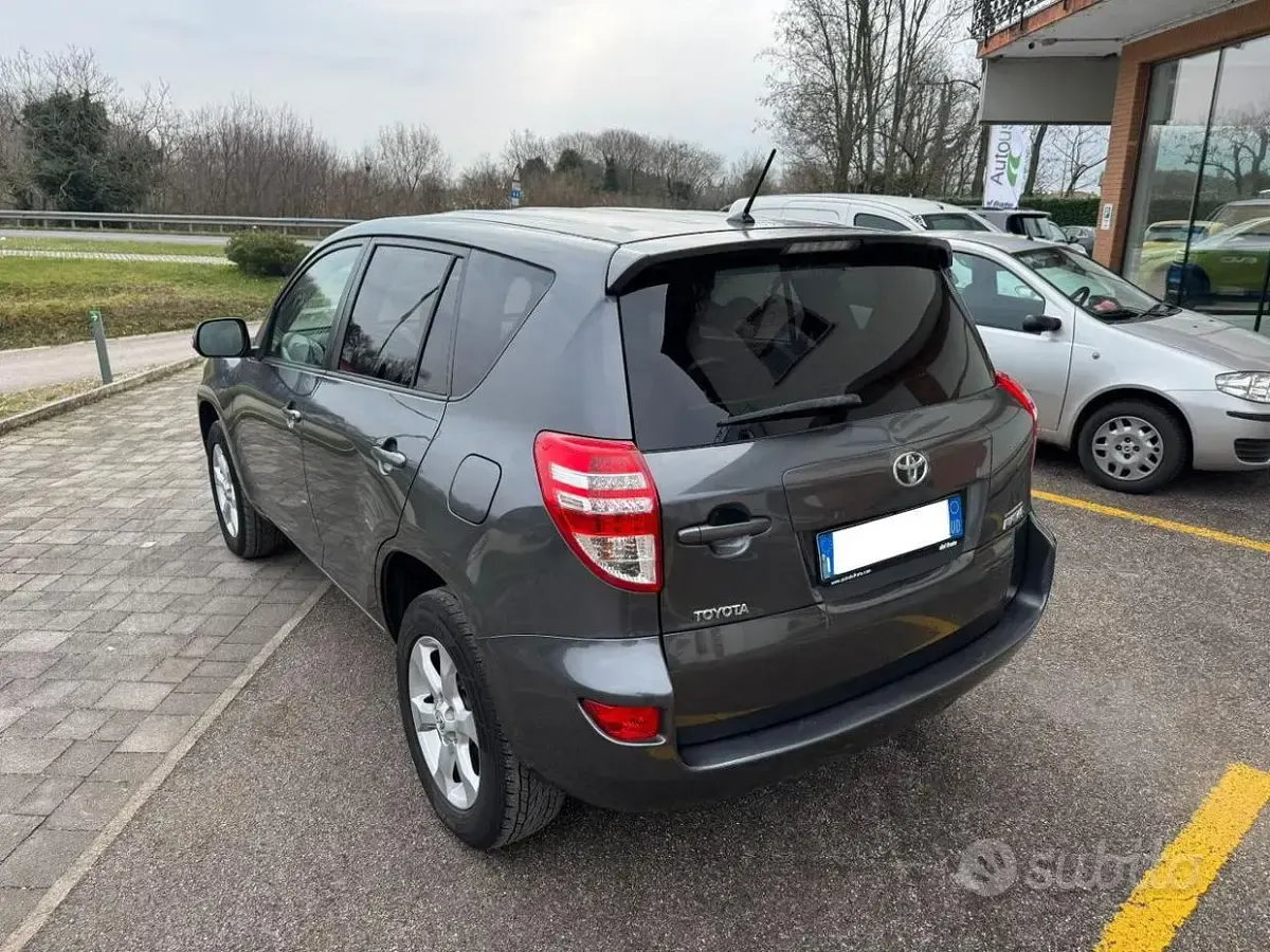 Usata Toyota RAV4 150 CV (110 kW) 2011 Grigio SUV
