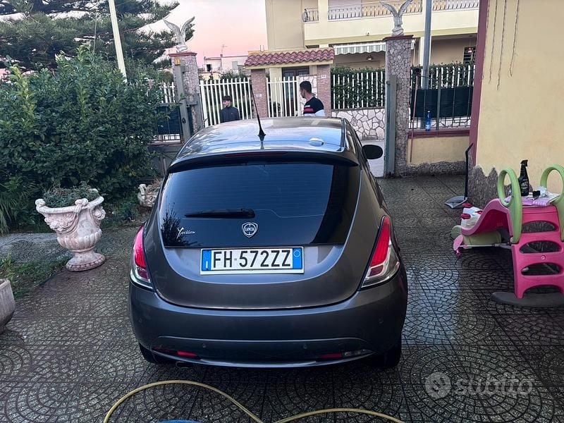 Usata Lancia Ypsilon 69 CV (50 kW) 2017 Grigio Utilitaria