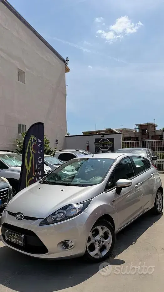 Usata Ford Fiesta Titanium 70 CV (51 kW) 2012 Grigio Berlina