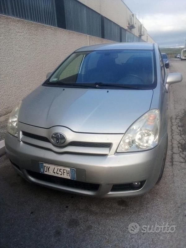 Usata Toyota Corolla Verso 180 CV (132 kW) 2007 Grigio Monovolume