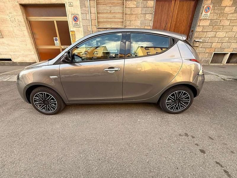 Usata Lancia Ypsilon Gold 69 CV (50 kW) 2022 Argento Utilitaria