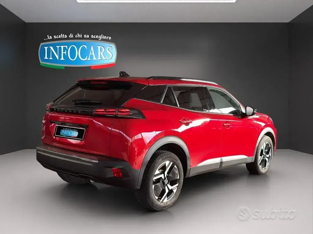 Usata Peugeot 2008 Allure 101 CV (74 kW) 2023 Rosso metallizzato SUV