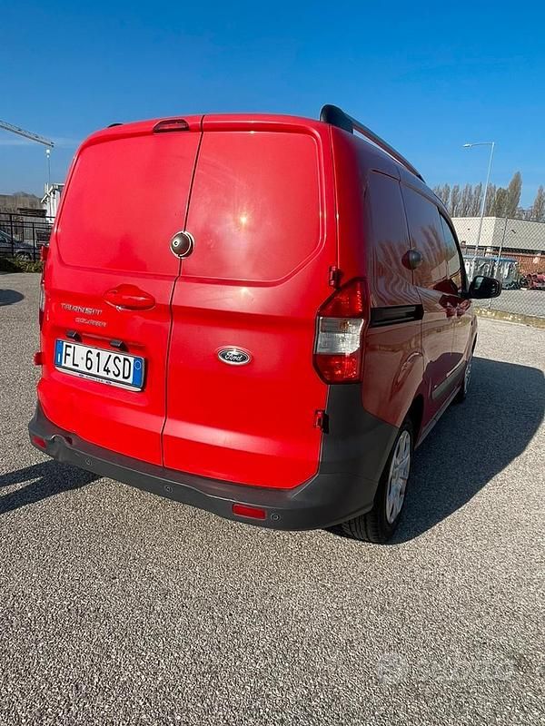 Usata Ford Courier 75 CV (55 kW) 2017 Rosso Monovolume