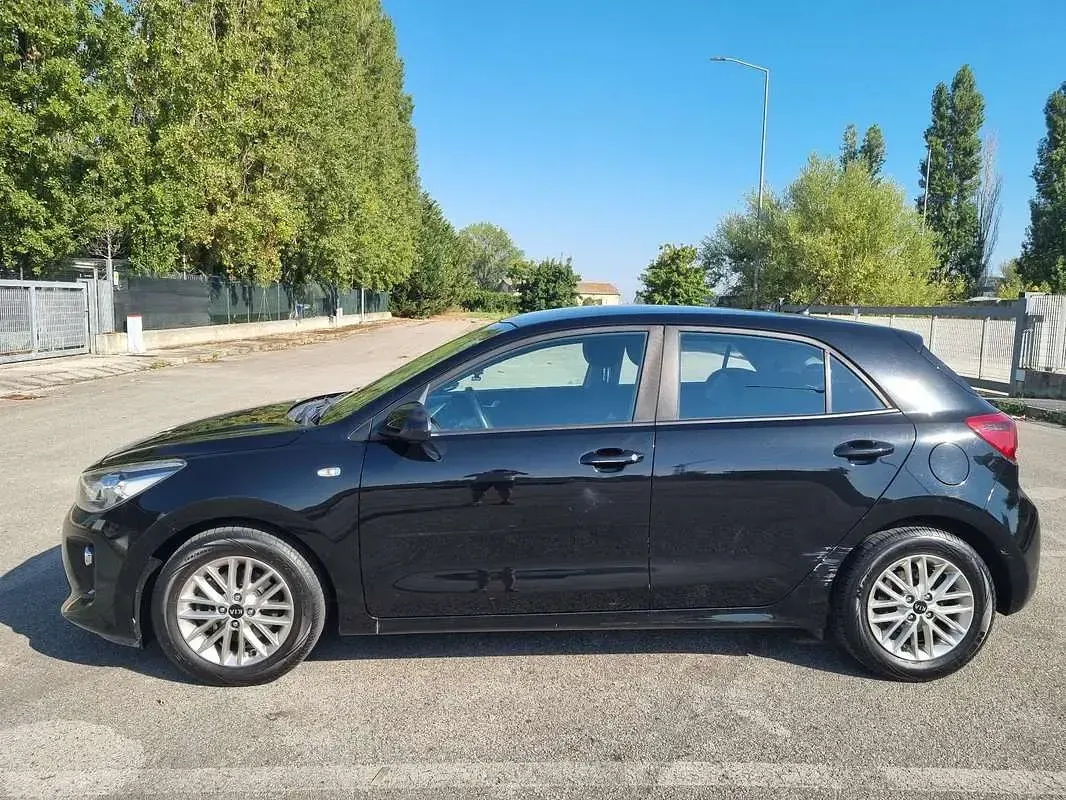 Usata Kia Rio Active 77 CV (56 kW) 2017 Nero Berlina