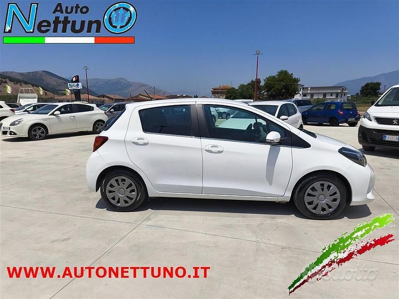 Usata Toyota Yaris Lounge 69 CV (50 kW) 2016 Bianco Berlina