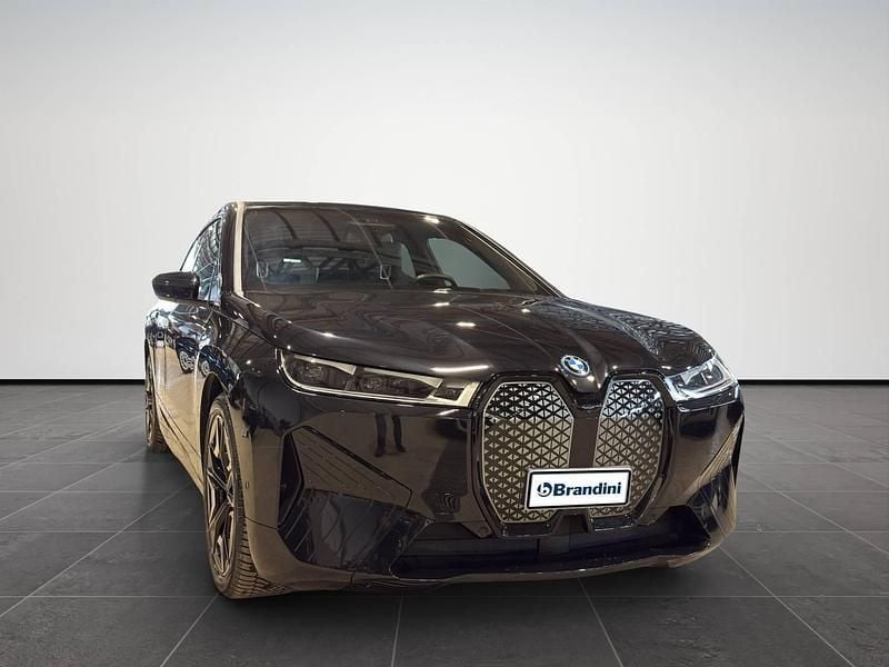 Usata BMW iX Comfort Edition 384 kW (523 CV) 2023 Black sapphire met. SUV