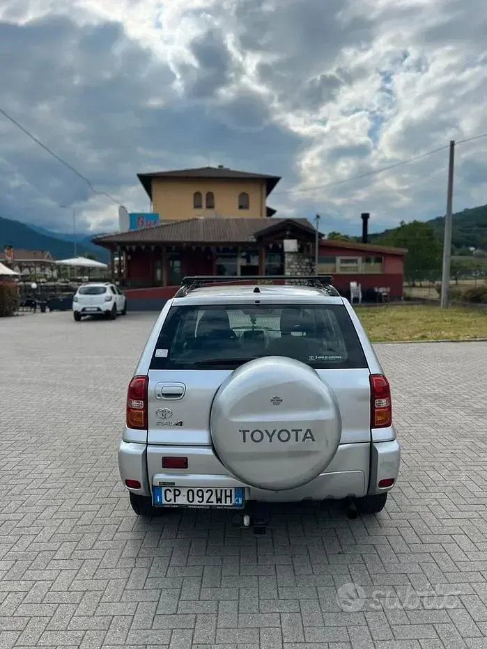 Usata Toyota RAV4 116 CV (85 kW) 2004 Grigio SUV