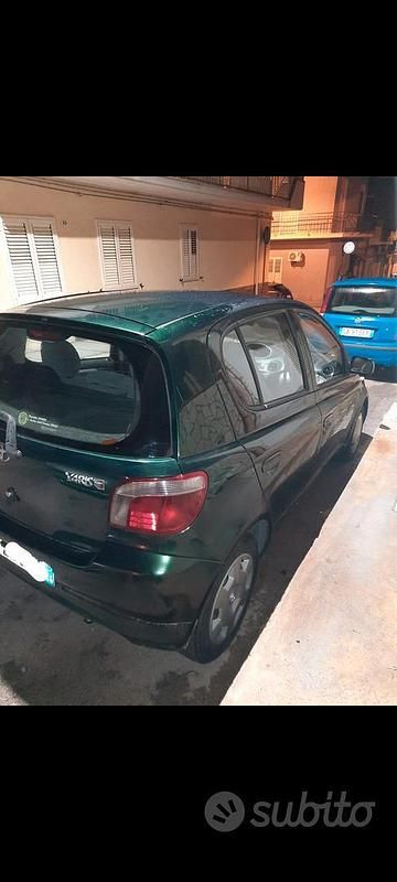 Usata Toyota Yaris Sol 68 CV (50 kW) 1999 Verde Berlina