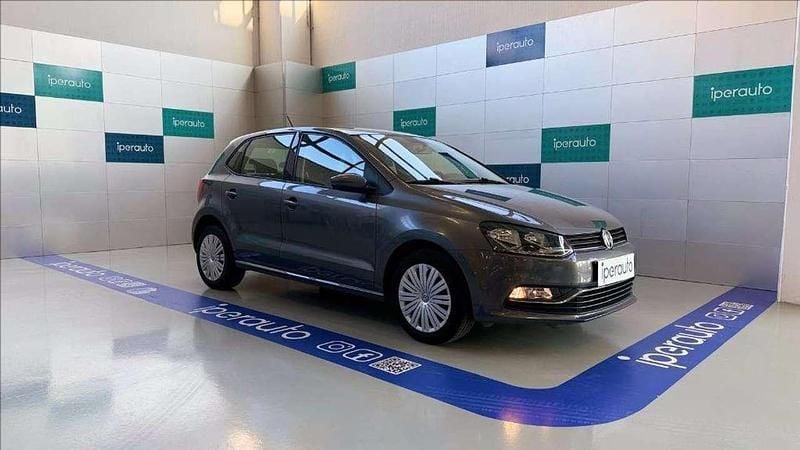 Grigio metallizzato Usata 2014 VW Polo Comfortline Tre volumi | 8900 € (Buon prezzo) - Immagine 1/4