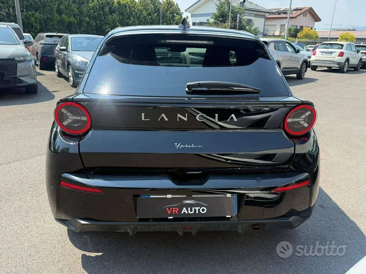 Usata Lancia Ypsilon 101 CV (74 kW) 2025 Nero Utilitaria