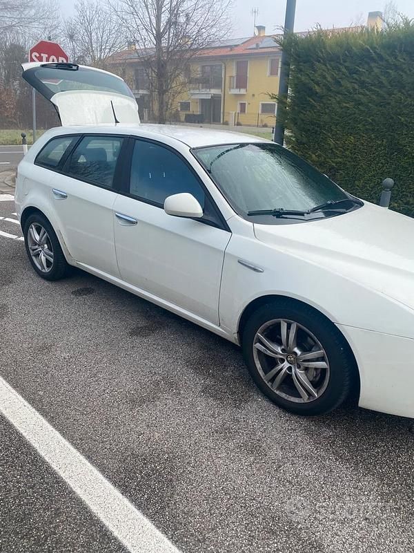 Bianco Usata 2009 Alfa Romeo 159 Station wagon | 800 € (Super prezzo) - Immagine 1/4