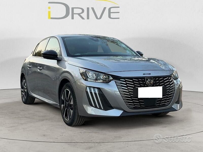 Usata Peugeot 208 Allure 100 CV (73 kW) 2024 Grigio Utilitaria