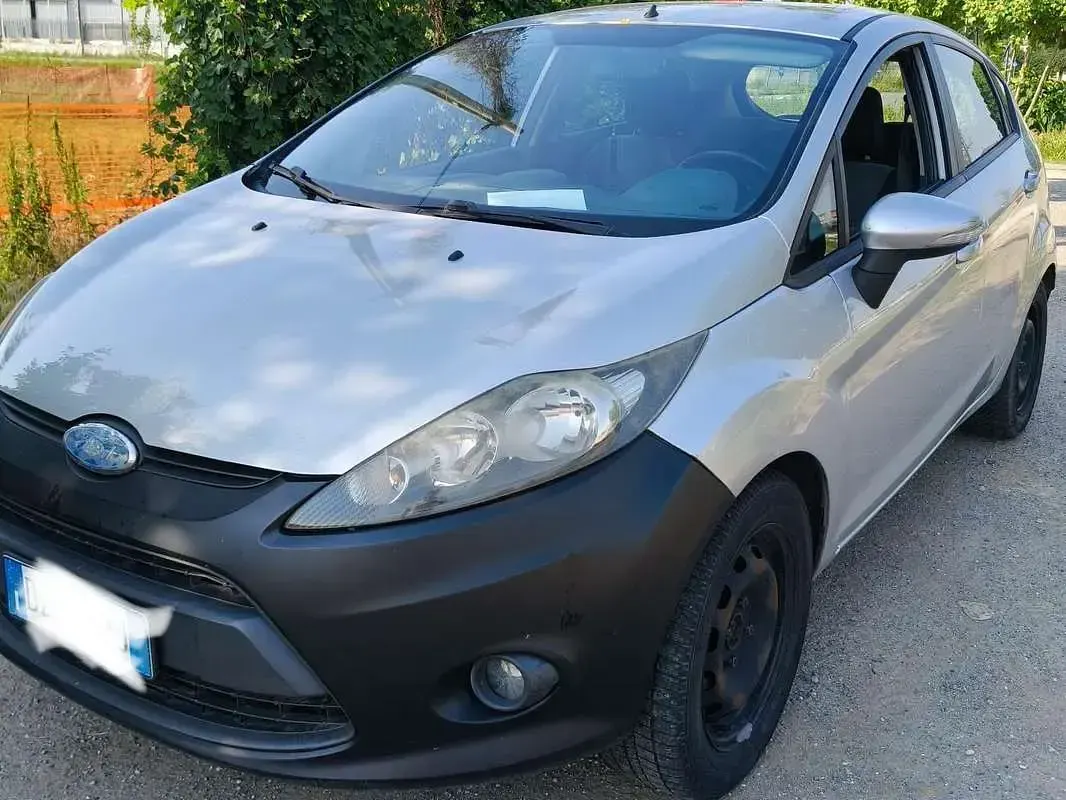 Usata Ford Fiesta Titanium 95 CV (69 kW) 2009 Argento Berlina