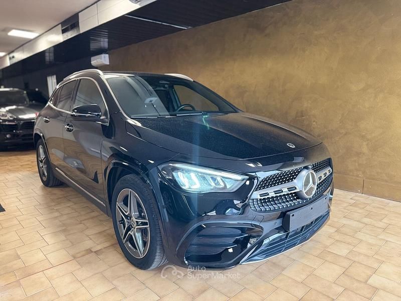 Nero Usata 2024 Mercedes GLA180 AMG Line Premium SUV | 43.900 € (Buon prezzo) - Immagine 1/4