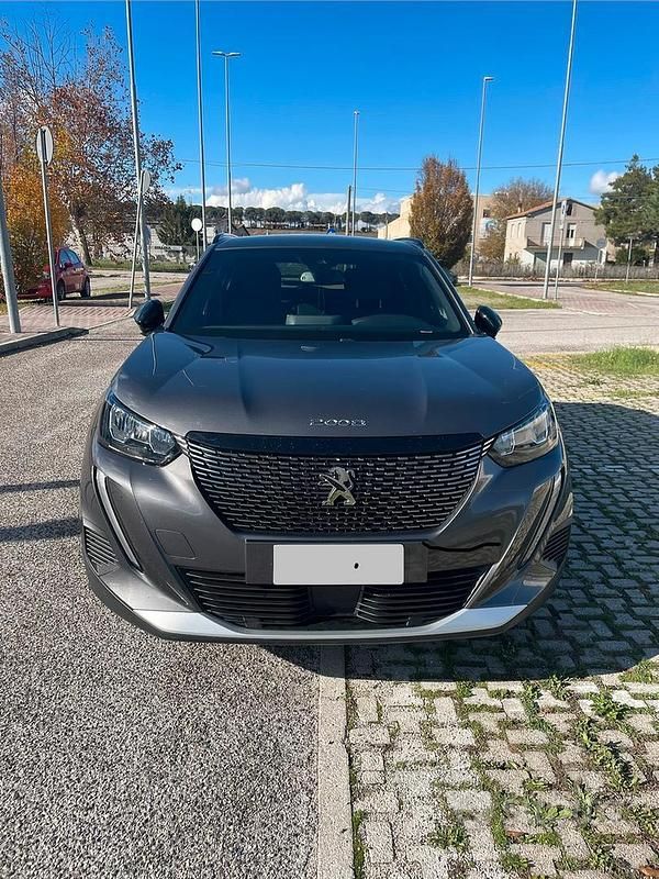 Usata Peugeot 2008 Allure 102 CV (75 kW) 2023 Grigio SUV