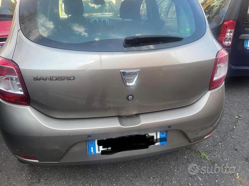 Usata Dacia Sandero Lauréate 75 CV (55 kW) 2016 Grigio Utilitaria