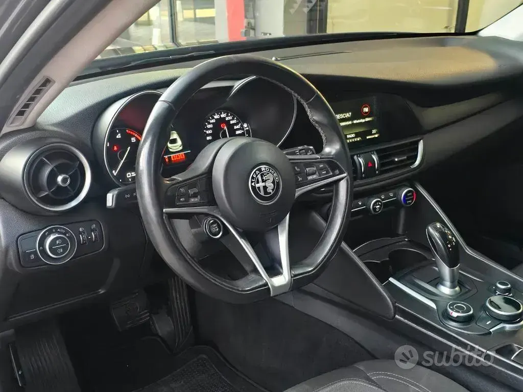 Usata Alfa Romeo Giulia 150 CV (110 kW) 2017 Grigio Berlina