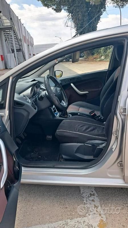 Usata Ford Fiesta 80 CV (58 kW) 2008 Grigio Utilitaria