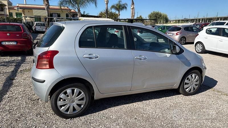 Usata Toyota Yaris 87 CV (63 kW) 2008 Grigio Utilitaria