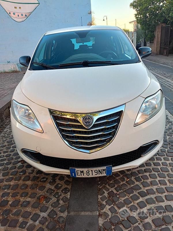 Usata Lancia Ypsilon 60 CV (44 kW) 2012 Bianco Utilitaria