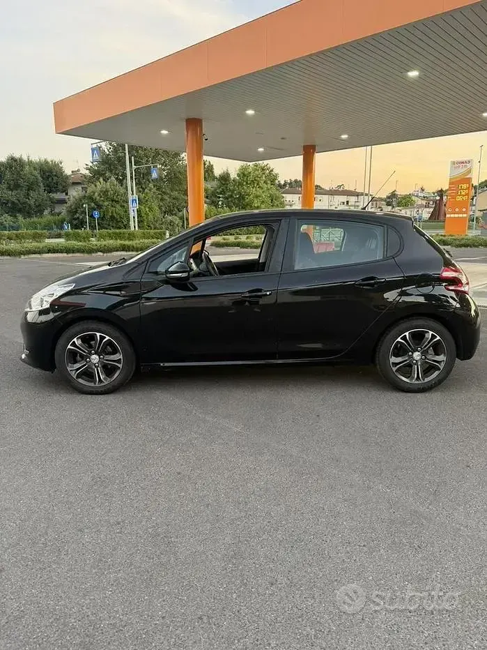 Usata Peugeot 208 Active 82 CV (60 kW) 2014 Nero Utilitaria