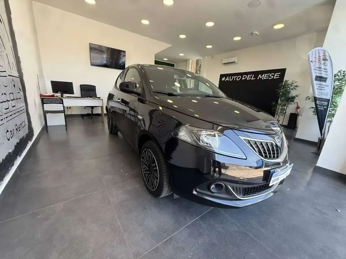 Usata Lancia Ypsilon Gold 69 CV (50 kW) 2022 Nero Utilitaria
