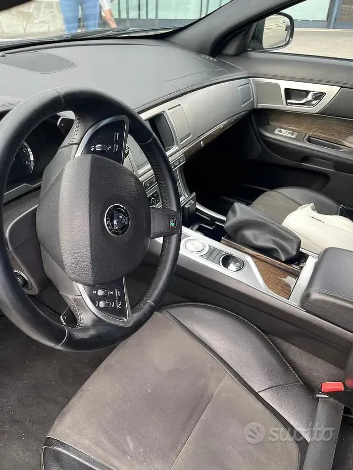 Usata Jaguar XF 200 CV (147 kW) 2015 Nero Berlina