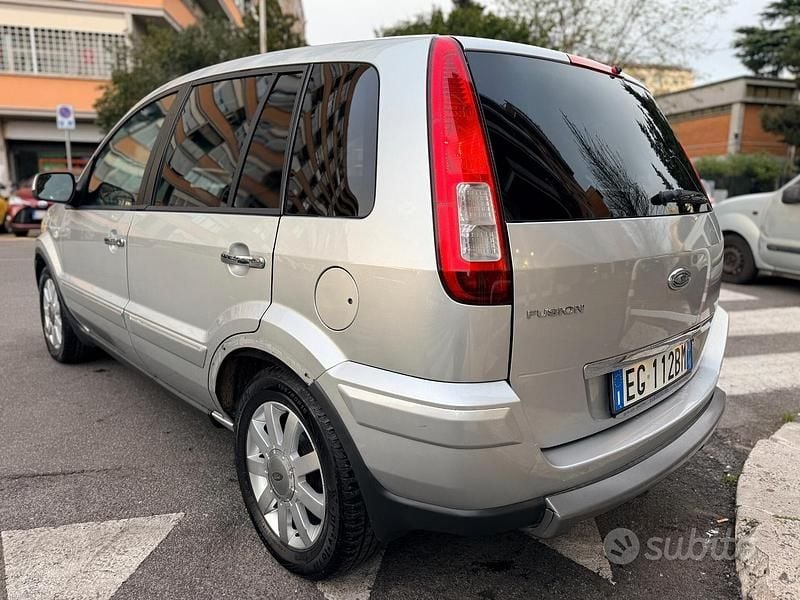 Usata Ford Fusion 80 CV (58 kW) 2011 Grigio Utilitaria