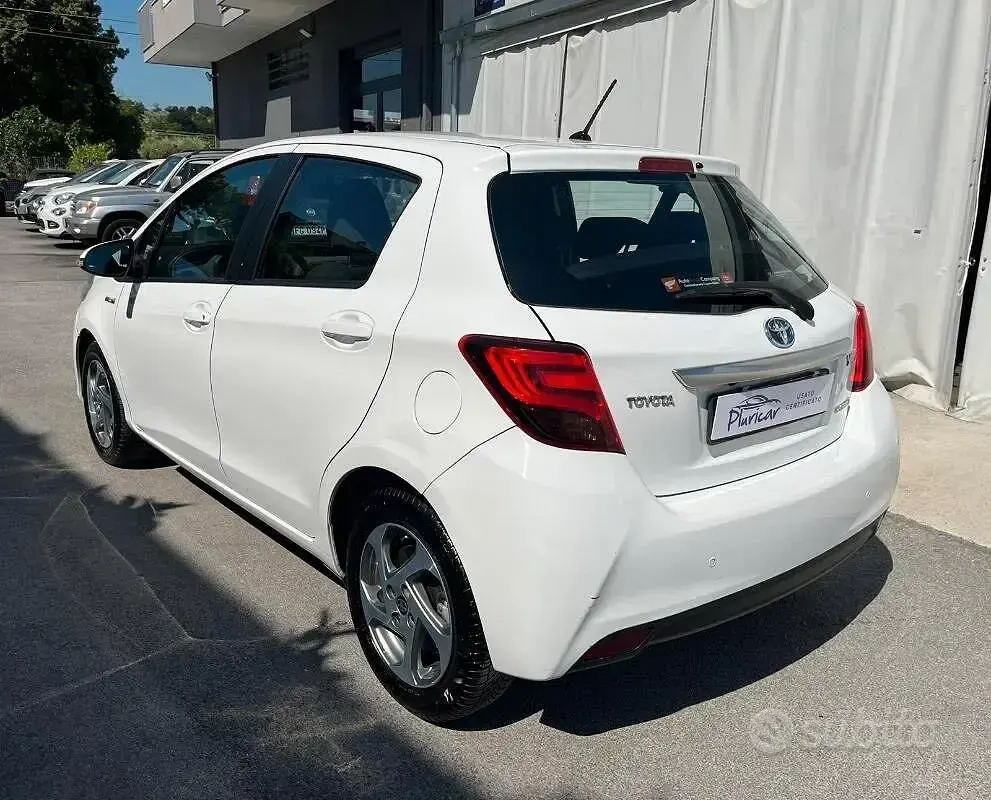 Begagnad Toyota Yaris Hybrid Active 2017 Vit Sedan