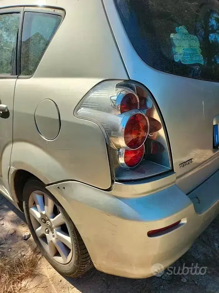 Usata Toyota Corolla Verso 116 CV (85 kW) 2004 Grigio Monovolume