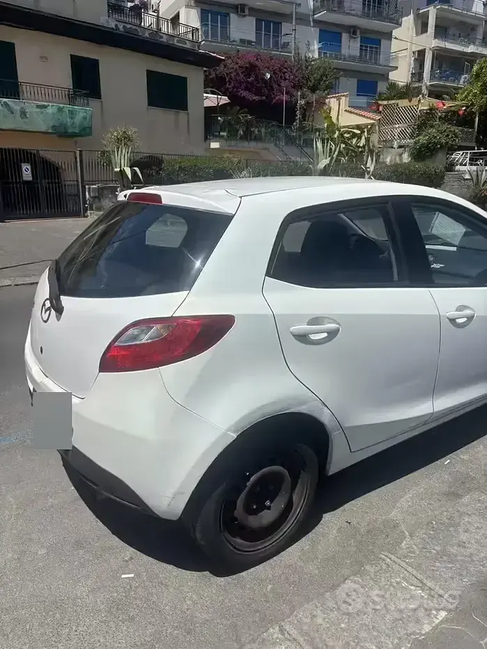 Usata Mazda 2 75 CV (55 kW) 2013 Bianco Utilitaria