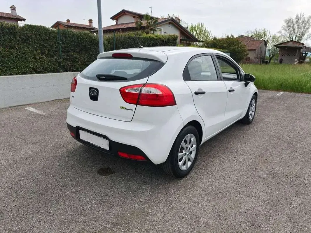 Usata Kia Rio 75 CV (55 kW) 2012 Bianco Berlina