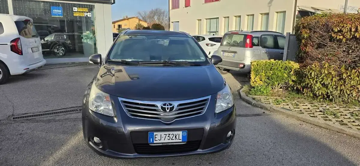 Usata Toyota Avensis Plus 150 CV (110 kW) 2011 Grigio chiaro Station wagon