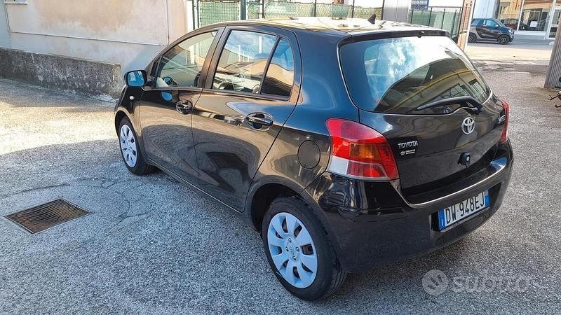 Usata Toyota Yaris 100 CV (73 kW) 2009 Nero Utilitaria