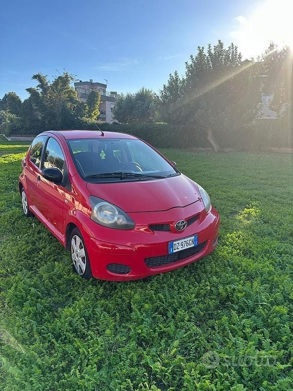 Rosso Usata 2009 Toyota Aygo Due volumi | 3300 € (Ottimo prezzo) - Immagine 1/4