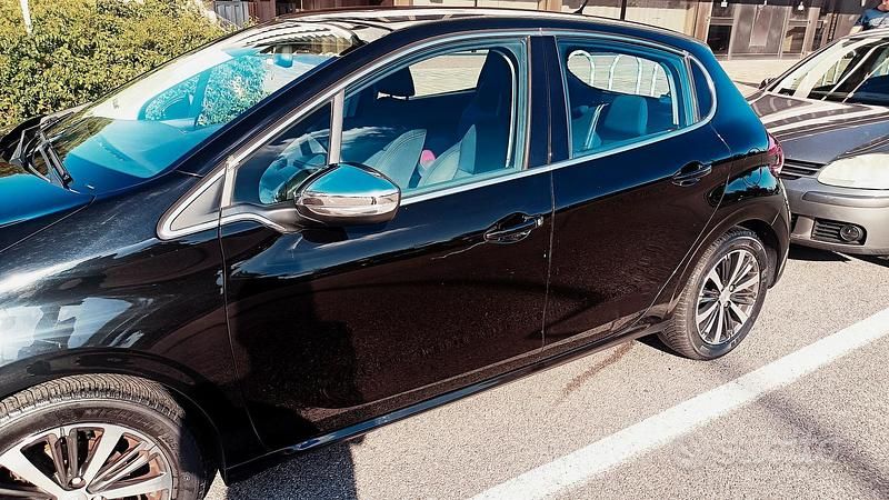 Usata Peugeot 208 82 CV (60 kW) 2016 Nero Utilitaria