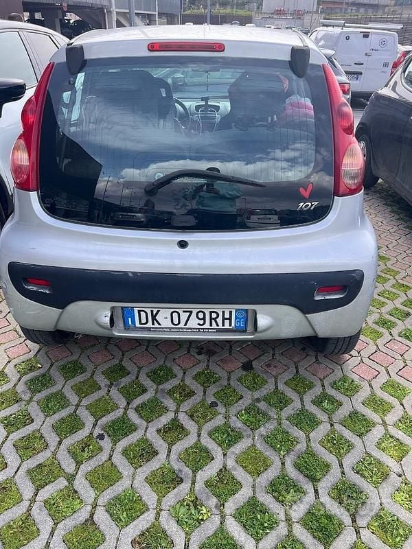 Usata Peugeot 107 68 CV (50 kW) 2007 Grigio Utilitaria